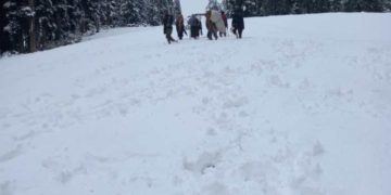 اننت ناگ: مرگن ٹاپ پر پھنسے کنبوں کو نکالنے کے لئے بڑے پیمانے پر بچاو کارروائیاں جاری