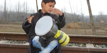 بڈگام سے تعلق رکھنے والا 10 سالہ گلوکار لوک موسیقی کو بالی ووڈ میں لے جانے کا خواہاں