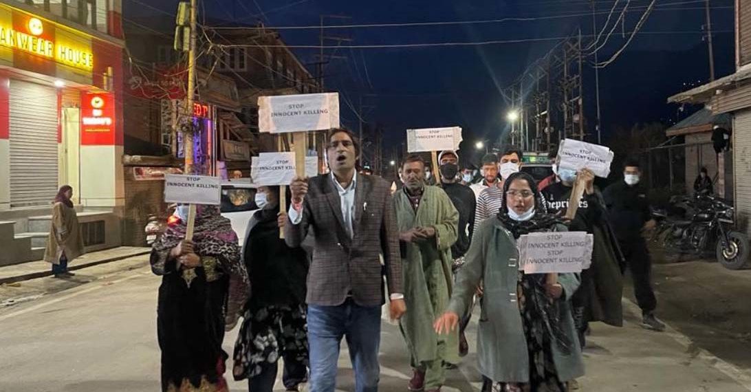 دیپو شرما کے قتل کے خلاف پلوامہ میں کینڈل مارچ نکالا گیا