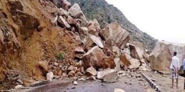 سری نگر- لیہہ شاہراہ پر کپٹن موڑ پر چٹان کھسک آنے سے ٹریفک بند