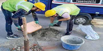 نوجوانوں نے سرینگر میں زندگیاں بچانےکیلئے سڑکوں کےگڑھے بھرنے کی منفرد پہل کی