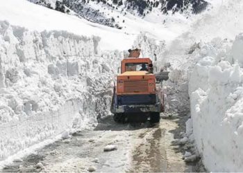 زوجیلا پاس کے قریب برفانی تودا گر آیا، شاہراہ ٹریفک کے لئے بند