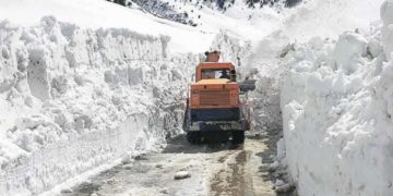 زوجیلا پاس کے قریب برفانی تودا گر آیا، شاہراہ ٹریفک کے لئے بند
