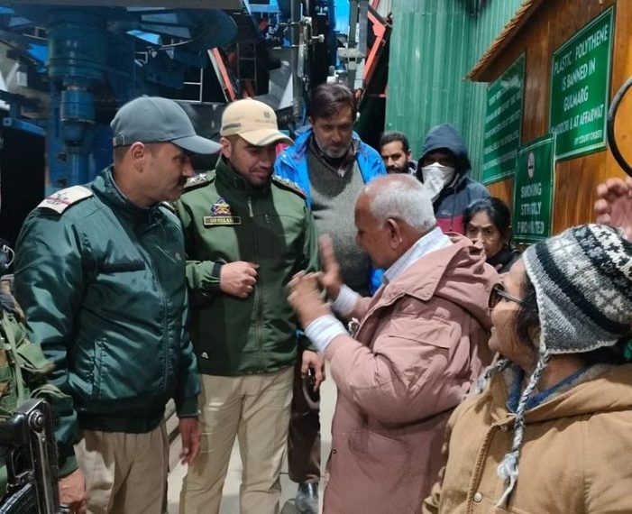 بارہمولہ پولیس نے گلمرگ میں 250 سیاحوں کو بچالیا