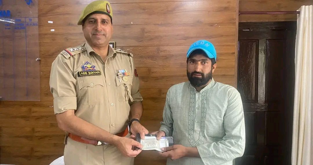 کشتواڑ میں پولیس اہلکار نے کھوئی ہوئی رقم مالک کو واپس کردی