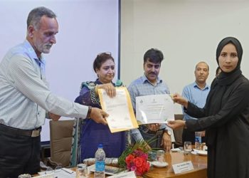 کشمیر یونیورسٹی کی وائس چانسلر نے مضمون نویسی کے قومی مقابلے جیتنے والوں میں انعامات اور اسناد تقسیم کیں