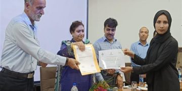 کشمیر یونیورسٹی کی وائس چانسلر نے مضمون نویسی کے قومی مقابلے جیتنے والوں میں انعامات اور اسناد تقسیم کیں