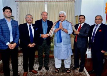 جموںو کشمیر میں سرمایہ کاری کو فروغ دینے کیلئے  پی ایچ ڈی چیمبر کے وفد نے ایل جی سنہا سے ملاقات کی