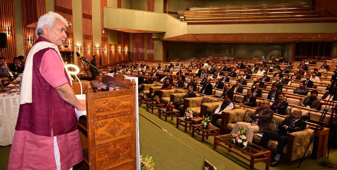 اَمرت کال میں جموں وکشمیر یوٹی ترقی کے کئی پیمانوں پر ترقی یافتہ رِیاستوں کے برابر ہے ۔ لیفٹیننٹ گورنر