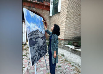 شاہ افرا—- کم عمری میں آرٹ کے ذریعے کشمیری ثقافت فروغ دینے میں مصروف
