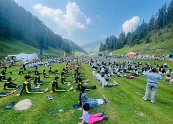 جموں و کشمیر کے بھدرواہ میں پانچ ہزار سے زیادہ لوگوں نے قبائلیوں کے ساتھ یوگا کیا