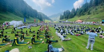جموں و کشمیر کے بھدرواہ میں پانچ ہزار سے زیادہ لوگوں نے قبائلیوں کے ساتھ یوگا کیا