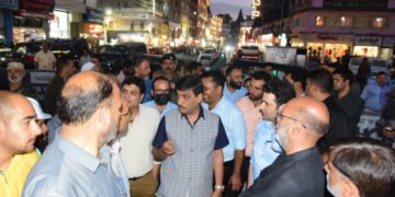 چیف سیکرٹری نے سمارٹ سٹی پروجیکٹوں کی پیش رفت کا جائزہ لینے کیلئے دیر رات شہر کا دورہ کیا