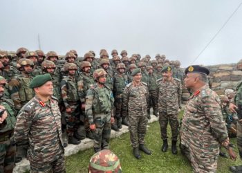 آرمی چیف کا ایل او سی کا دورہ، فوج کی تیاریوں کا جائزہ لیا