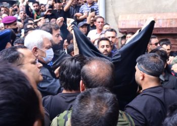 لیفٹیننٹ گورنر منوج سنہا کی عاشورہ جلوس میں شرکت، عزاداروں سےملاقی