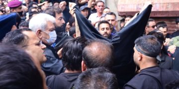لیفٹیننٹ گورنر منوج سنہا کی عاشورہ جلوس میں شرکت، عزاداروں سےملاقی