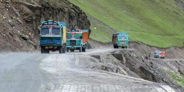 سری نگر- جموں قومی شاہراہ ٹریفک کے لئے مسلسل بند، مغل روڈ پر ٹریفک جاری