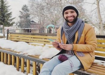 کشمیر کے واحد مرد کروشیٹ آرٹسٹ نذر ناصر جنہوں نے صنفی دقیانوسی تصورات کو توڑا