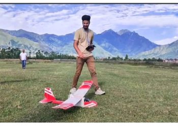 جموں و کشمیر کے موجد نے جان بچانے والے خون کی نقل و حمل کے لیے ڈرون بنایا