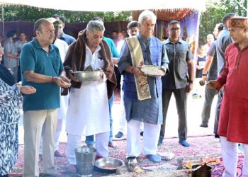 ایل جی منوج سنہا نے سری نگر کے ماتا روپ بھوانی مندر میں پوجا کی