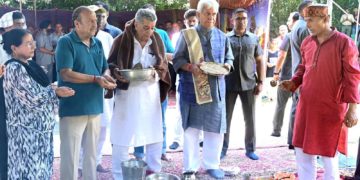 ایل جی منوج سنہا نے سری نگر کے ماتا روپ بھوانی مندر میں پوجا کی