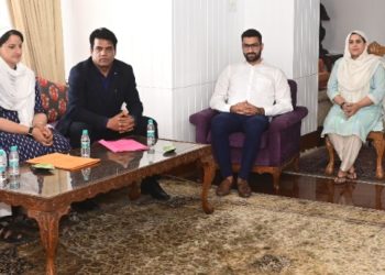 چیئرپرسن ضلع ترقیاتی کونسل کپواڑہ کی لیفٹیننٹ گورنر سے ملاقات
