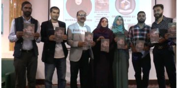 نوجوان مصنفہ مسکان نرگس نے سری نگر کے ادبی اجتماع میں پہلی کتاب’’ایک واحد والدین کی جدوجہد‘‘ کی نقاب کشائی کی