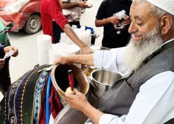 وادی کشمیر کا مشہور و معروف مٹکا قلفی جس کے لوگ دیوانے ہیں