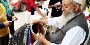 وادی کشمیر کا مشہور و معروف مٹکا قلفی جس کے لوگ دیوانے ہیں