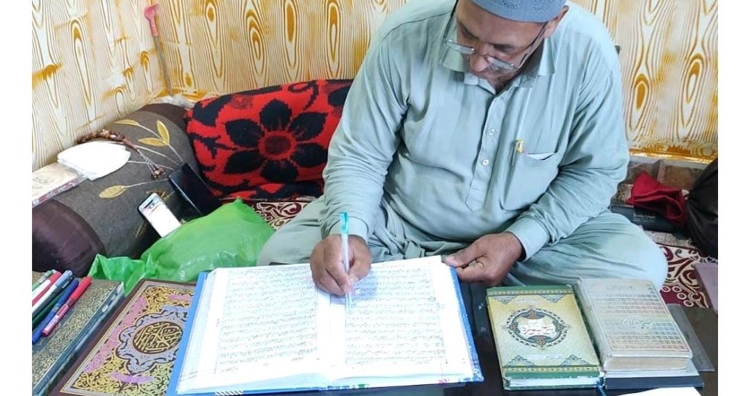 محمد اسحاق ملک نے 6 ماہ میں قرآن پاک ہاتھ سے لکھنے کا کارنامہ انجام دیا