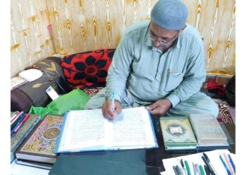 محمد اسحاق ملک نے 6 ماہ میں قرآن پاک ہاتھ سے لکھنے کا کارنامہ انجام دیا