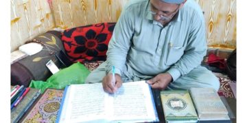 محمد اسحاق ملک نے 6 ماہ میں قرآن پاک ہاتھ سے لکھنے کا کارنامہ انجام دیا