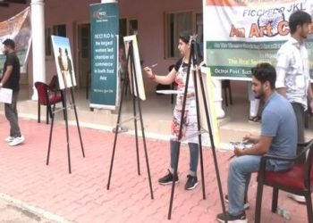 جموں و کشمیر کے نوجوان فنکاروں نے کینوس  کے ذریعہ ہند۔پاکستان سرحد پر امن کی کہانی بیان کی