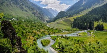 پہلگام کی وادی بیتاب ملکی اورغیر ملکی سیاحوں کی توجہ کا مرکز