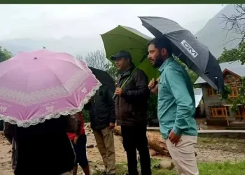 کنگن میں بادل پھٹنے سے کئی رہائشی ڈھانچوں، پرائمری اسکول اور مسجد کو نقصان پہنچا