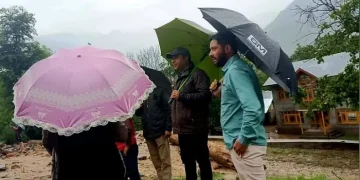 کنگن میں بادل پھٹنے سے کئی رہائشی ڈھانچوں، پرائمری اسکول اور مسجد کو نقصان پہنچا