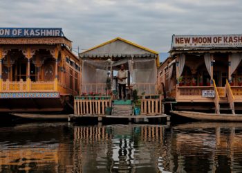 چودہ برس بعد خستہ حال ہاؤس بوٹوں کی تجدید و مرمت کی اجازت ملی
