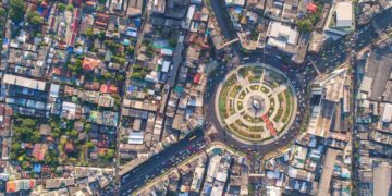معاشرے کی ترقی کی بنیاد:معیشت اور انصاف یا عبادات و رسومات؟
