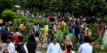 شدت کی گرمی ،سیاحتی مراکز پر مقامی و غیر مقامی سیاحوں کا سیلاب اْمڑ آیا