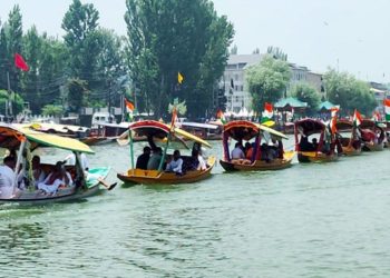 سرینگر کی ڈل جھیل پر ترنگا شکارا ریلی کا انعقاد