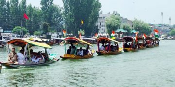 سرینگر کی ڈل جھیل پر ترنگا شکارا ریلی کا انعقاد