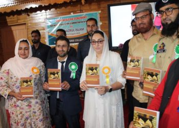 ڈاکٹر اندرابی نے سوپور میں ڈاکٹر نذر اسلام کی کتاب کا اجراء کیا