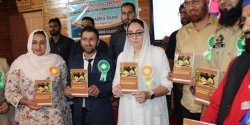 ڈاکٹر اندرابی نے سوپور میں ڈاکٹر نذر اسلام کی کتاب کا اجراء کیا