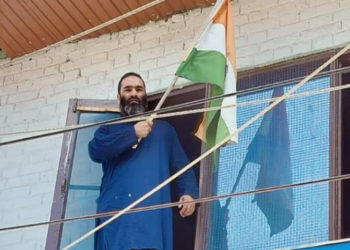 کشتواڑ اور سوپور میں سرگرم ملی ٹینٹوں کے اہل خانہ نے گھروں پر ترنگا لہرایا