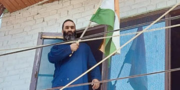 کشتواڑ اور سوپور میں سرگرم ملی ٹینٹوں کے اہل خانہ نے گھروں پر ترنگا لہرایا