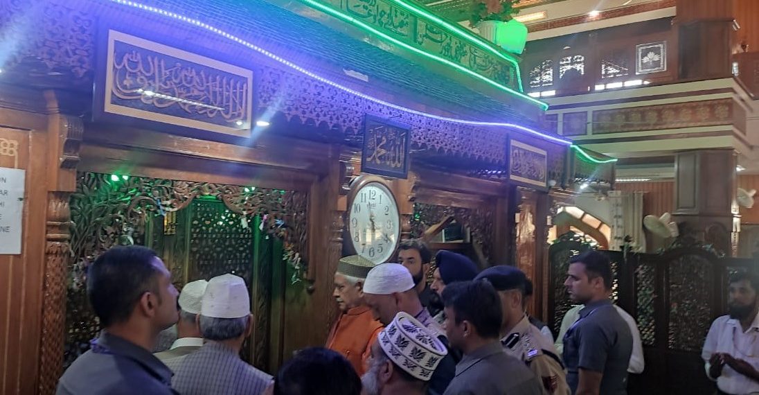 لیفٹیننٹ گورنر نے چرارِ شریف زیارت گاہ پر حاضری دی