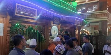 لیفٹیننٹ گورنر نے چرارِ شریف زیارت گاہ پر حاضری دی