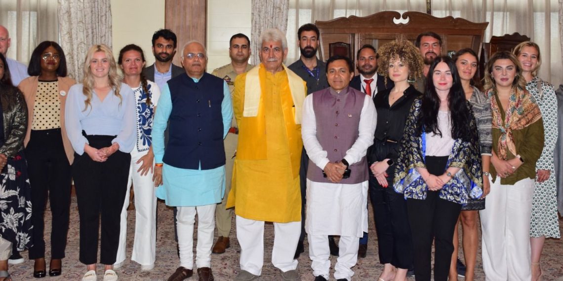 لیفٹیننٹ گورنر نے ہندوستان کا دورہ کرنے والے 9ممالک کے نوجوانوں سے اِستفساری گفتگو کی