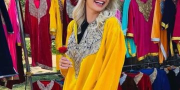 مس ورلڈ کیرولینا بیلاوسکا نے کشمیری دستکاری اور آرٹ کا مشاہدہ کیا