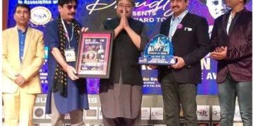 معروف اداکار اور فلمساز مشتاق علی احمد خان کو کندن لال سہگل سنے ایوارڈ سے نوازا گیا